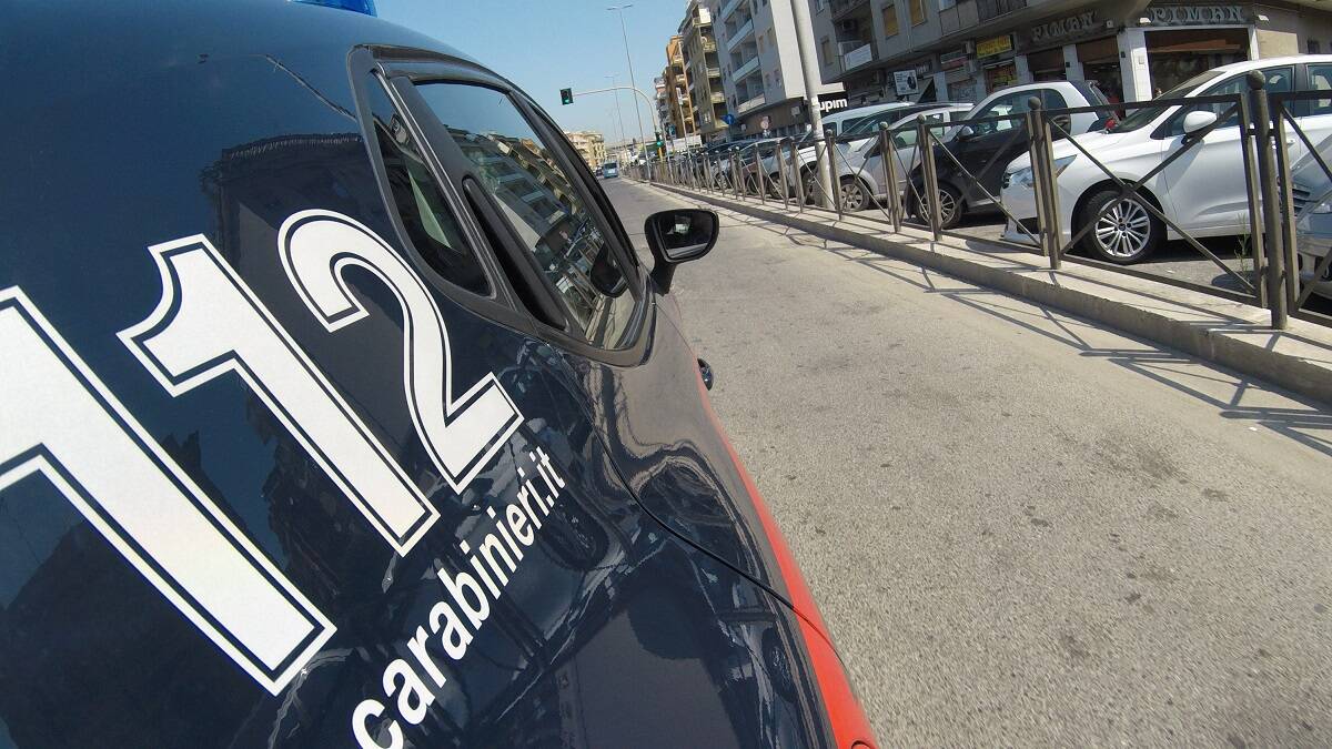 I carabinieri lo fermano per un parcheggio in doppia fila e scoprono che è un pusher: arrestato