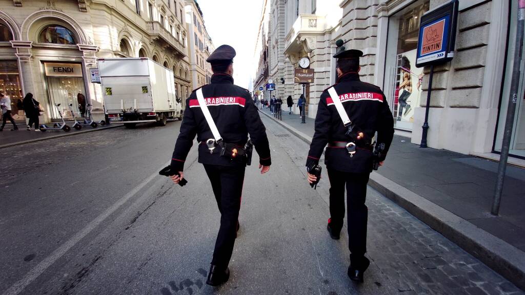 Roma, fanno shopping tagliando le placche antitaccheggio: denunciate due studentesse