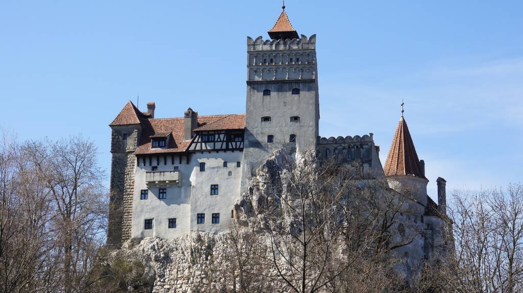 Romania, chi si vaccina nel castello di Dracula ha in regalo una visita alla sala delle torture