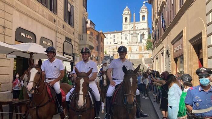 Piazza di Siena “apre” con la passeggiata a cavallo verso Trinità dei Monti