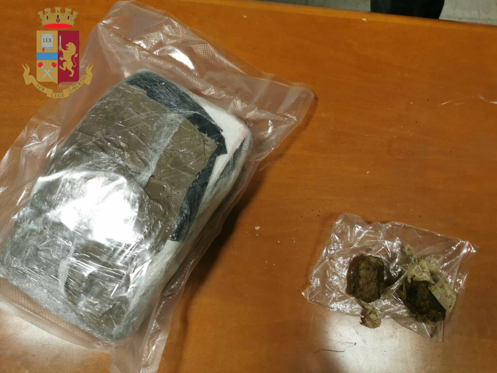 Pusher sbaglia persona e consegna un chilo di cocaina ad un poliziotto: arrestato
