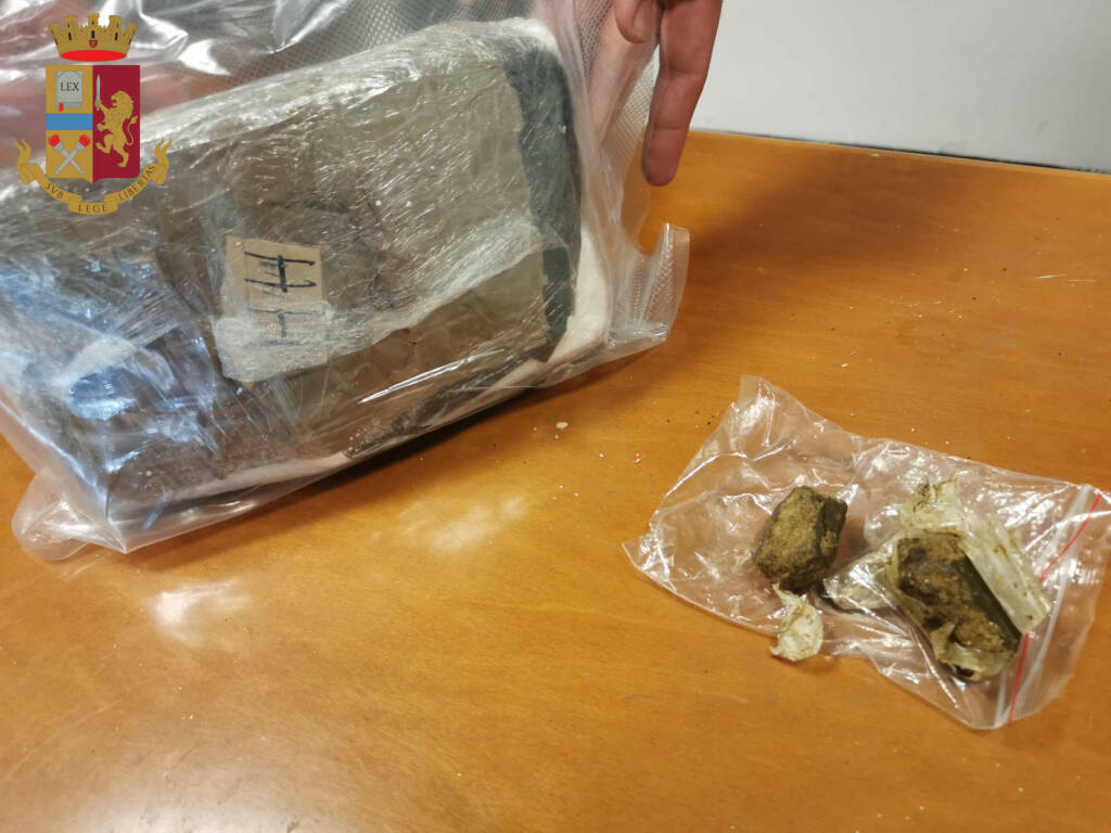 Pusher sbaglia persona e consegna un chilo di cocaina ad un poliziotto: arrestato