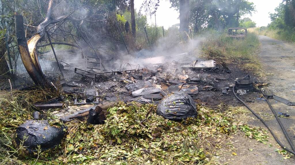 Incendio su via della Muratella, in fiamme una catasta di eternit abbandonato