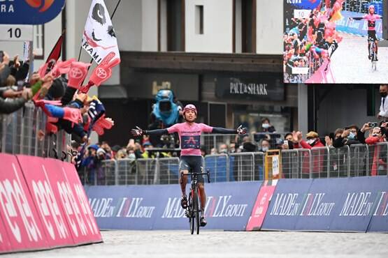 Giro d’Italia, a Cortina vince Bernal osannato come Pantani