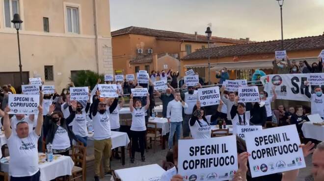 “Spegni il coprifuoco”, il flash mob dei ristoratori di Fiumicino: “Fateci lavorare”