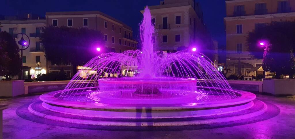 Giornata Mondiale della Fibromialgia: i monumenti del litorale laziale si illuminano di viola