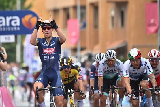 Giro d’Italia, a Novara vince Merlier ma Ganna resta maglia rosa