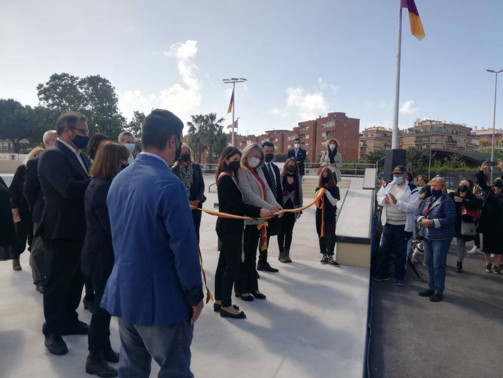 Ostia, la sindaca Raggi inaugura il nuovo skate park: "L'abbiamo restituito ai cittadini"