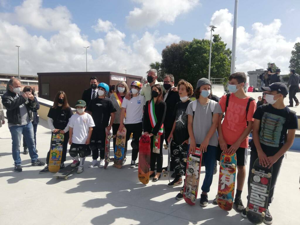 Ostia, la sindaca Raggi inaugura il nuovo skate park: &#8220;L&#8217;abbiamo restituito ai cittadini&#8221;