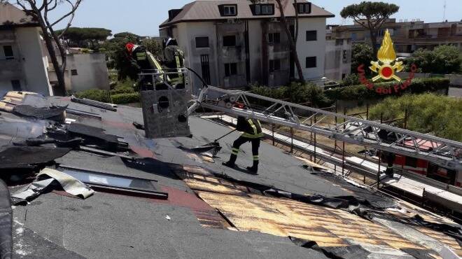Anzio, paura a Corso San Francesco: a fuoco il tetto di un’abitazione in costruzione