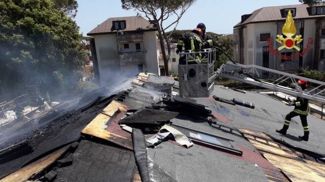 Anzio, paura a Corso San Francesco: a fuoco il tetto di un’abitazione in costruzione