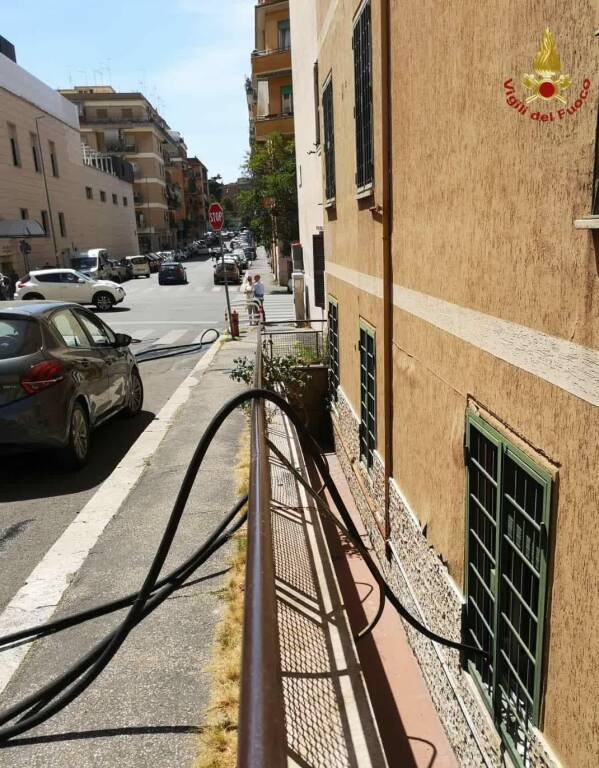 Roma, incendio in un appartamento: tra gli intossicati anche un bimbo di 5 anni