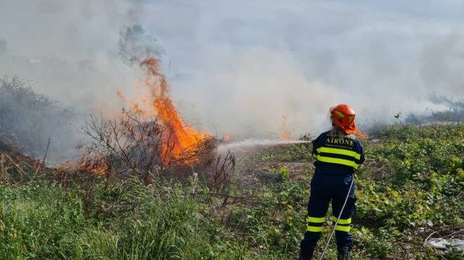 Sterpaglie in fiamme ad Ardea: incendio spento dopo 2 ore di intervento