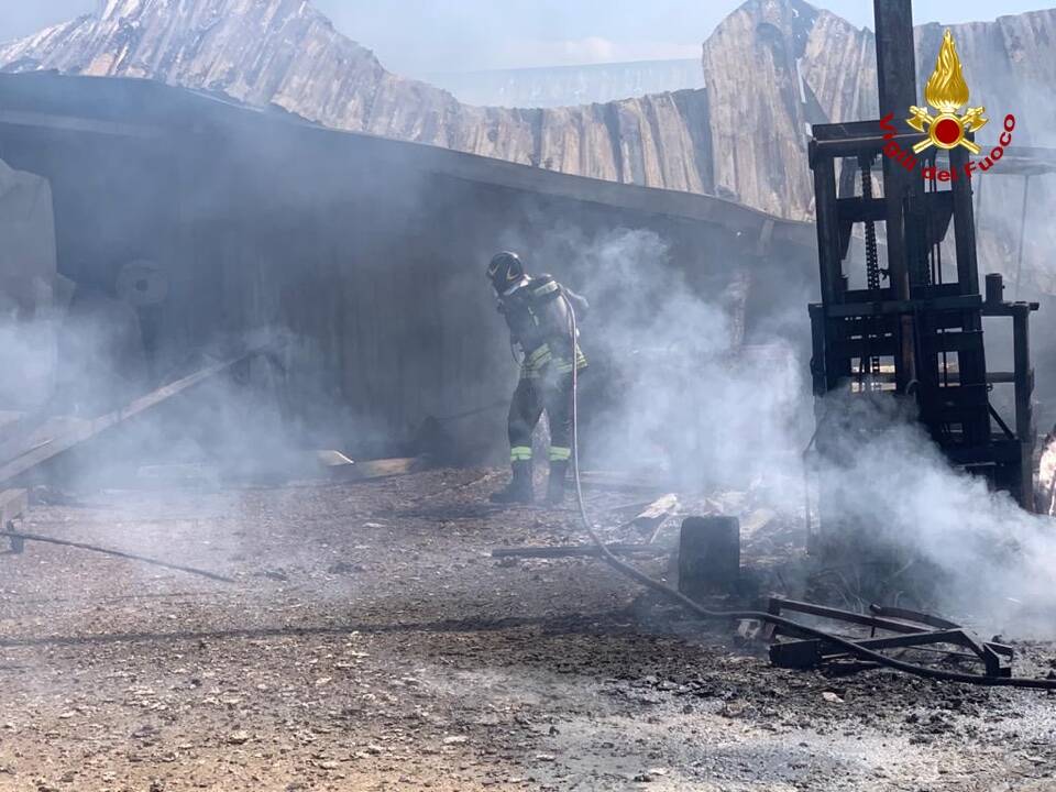Inferno di fuoco a Sabaudia, in fiamme un capannone agricolo