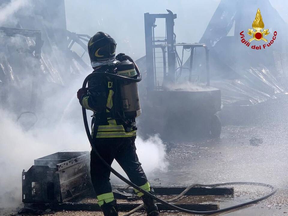 Inferno di fuoco a Sabaudia, in fiamme un capannone agricolo