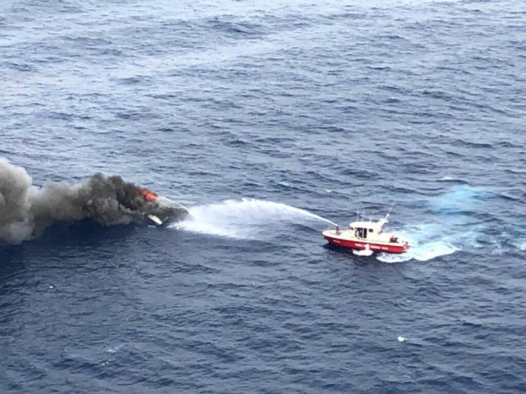 Catamarano prende fuoco e affonda al largo di Civitavecchia
