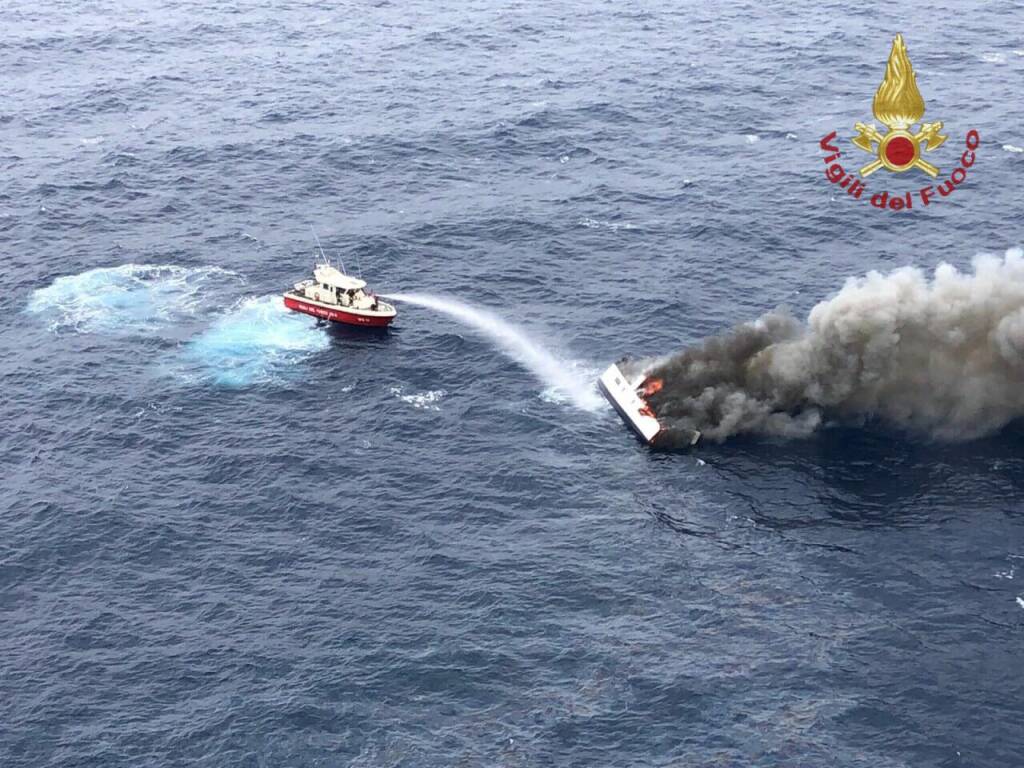 Catamarano prende fuoco e affonda al largo di Civitavecchia