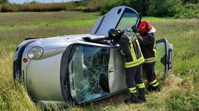 Civitavecchia, finisce fuori strada e si ribalta con l’automobile: ferito un 80enne