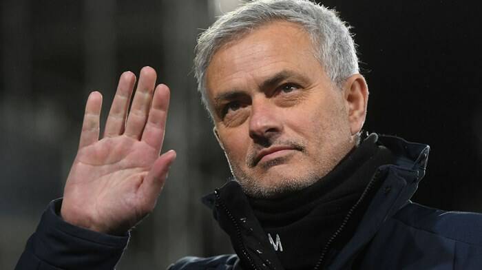 Mourinho, giro in Vespa a Trigoria: video virale sui social