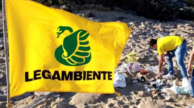 Troppa plastica sulle spiagge del Lazio: l’indagine di Legambiente
