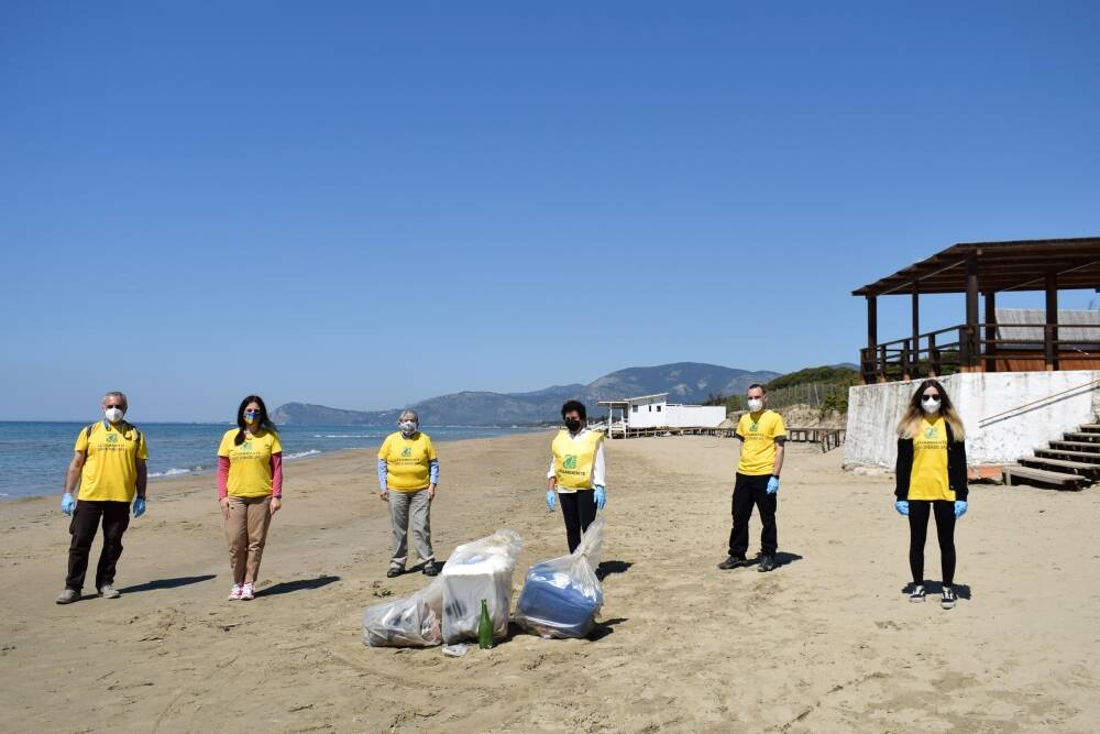 Una montagna di plastica spiaggiata a Fondi, la bonifica di Legambiente a Capratica