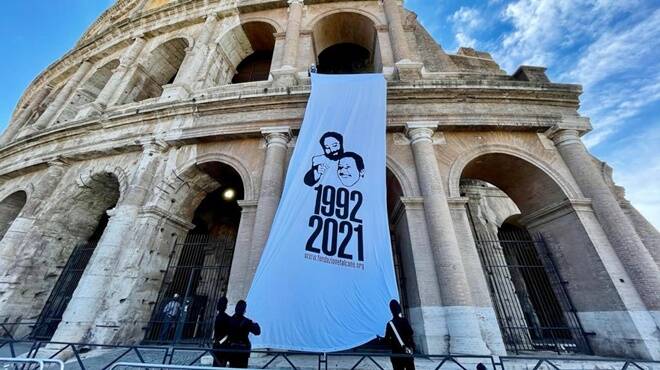 Sul Colosseo un lenzuolo bianco per ricordare il sacrificio di Falcone e Borsellino – VIDEO