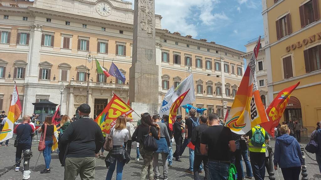 Alitalia, nuova protesta nel centro di Roma per salvare la compagnia di bandiera
