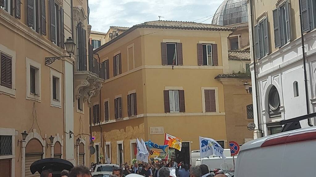 Alitalia, nuova protesta nel centro di Roma per salvare la compagnia di bandiera