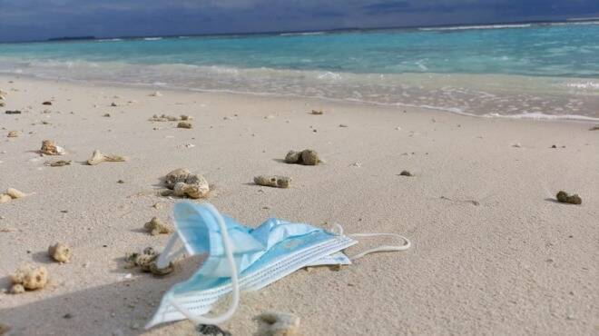Quanto inquina una mascherina abbandonata in spiaggia? Lo studio choc