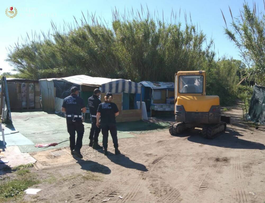 Ostia, decine di baracche nell’area protetta: sgomberato insediamento abusivo