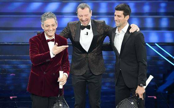 Fiorello allena Djokovic, il serbo: “La prossima volta canteremo come a Sanremo”