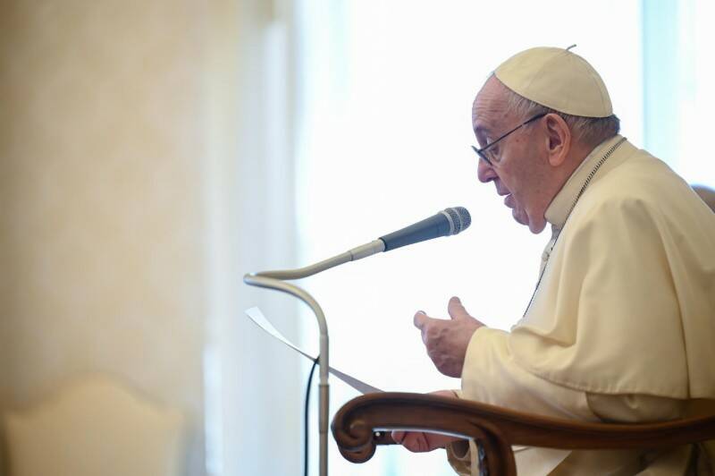 Il Papa: “Pregare non è l’attività dei momenti di riposo ma del quotidiano”