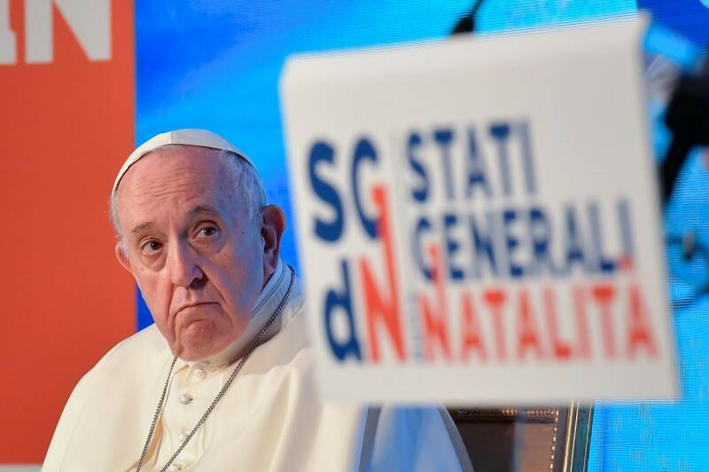In Italia non si fanno più figli, il Papa: “Non c’è ripartenza senza un’esplosione di nascite”