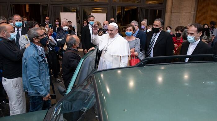 Vedono un film su Papa Francesco e lui li va a trovare: “improvvisata” a 100 clochard