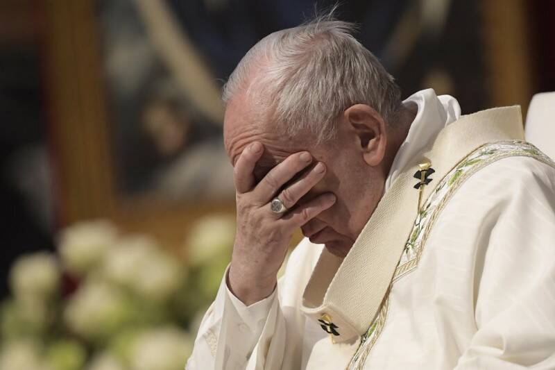 Preti pedofili, il Papa: “Mi vergogno, la Chiesa è stata incapace di mettere le vittime al centro”