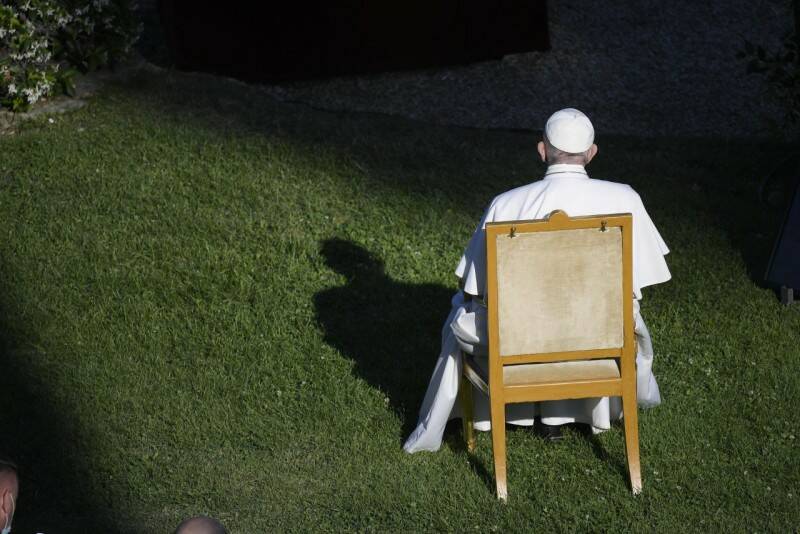 Il Papa prega per la fine della pandemia: “Basta egoismi, al mondo serve una scienza solidale”