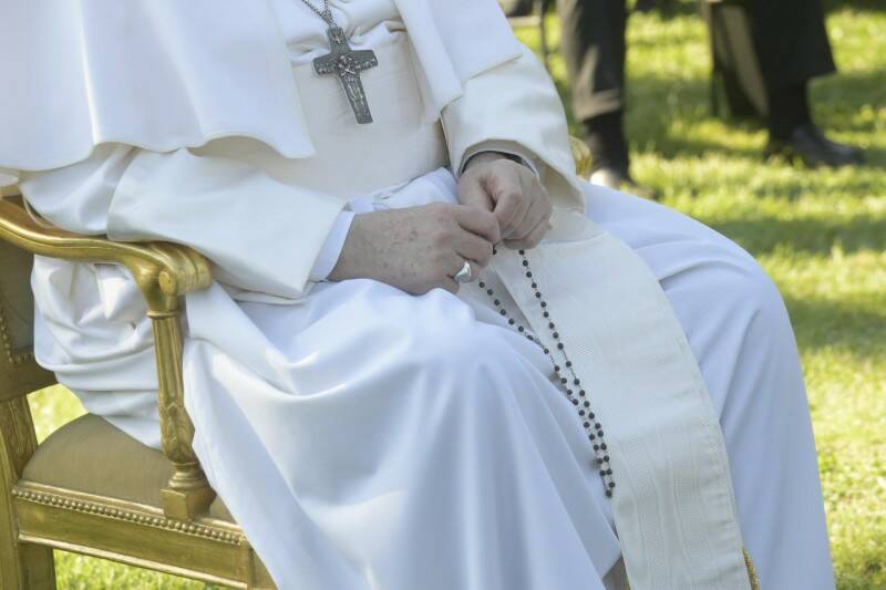 Il Papa prega per la fine della pandemia: “Basta egoismi, al mondo serve una scienza solidale”