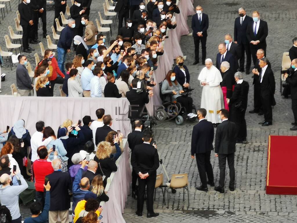 papa francesco udienza cortile san damasao