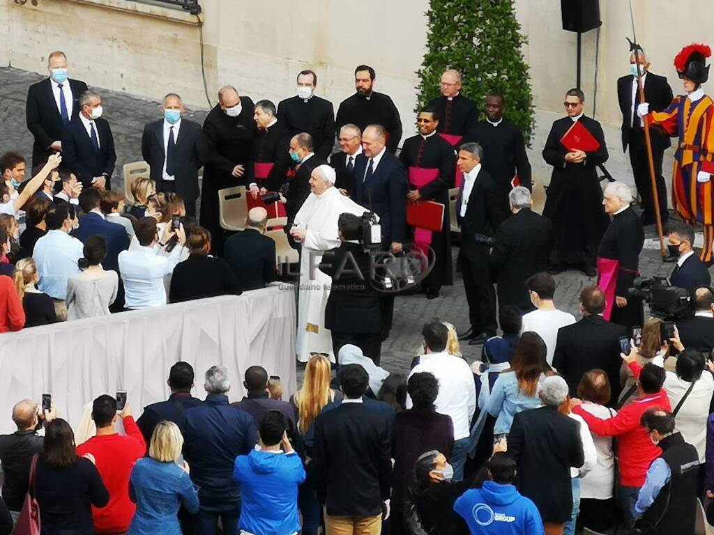 Strette di mano e benedizioni, il Papa incontra i fedeli: “Finalmente siamo faccia a faccia”