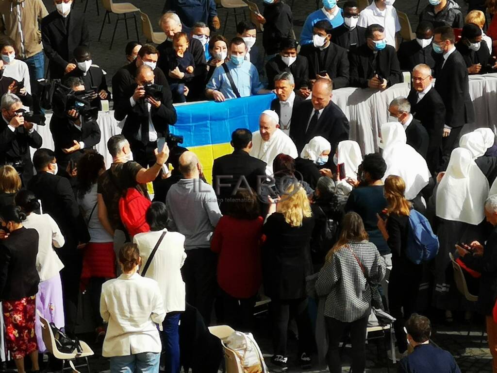 Strette di mano e benedizioni, il Papa incontra i fedeli: “Finalmente siamo faccia a faccia”