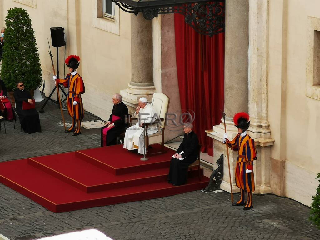 Papa Francesco: “Pregare è combattere”. E racconta un miracolo al quale ha assistito