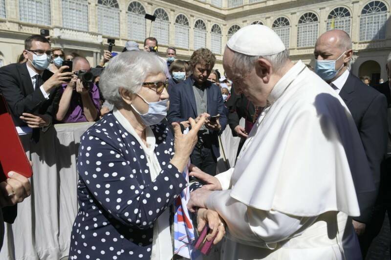 All’Udienza Generale il Papa bacia il marchio di una deportata ad Auschwitz