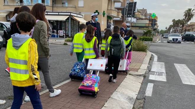 Mobilità sostenibile a Fiumicino, è partito il progetto “Pedibus”: tutti a scuola a piedi