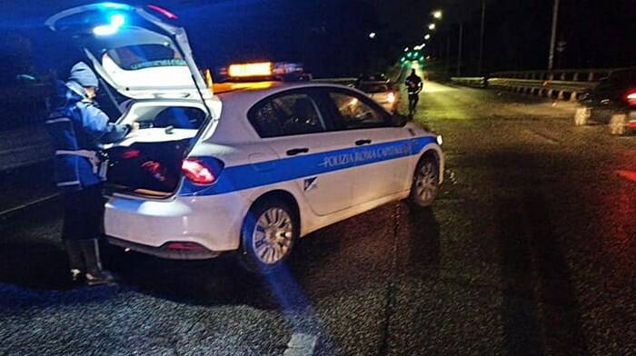 Casal Palocco, si ribalta con l’auto in via Canale della Lingua: morto un 24enne