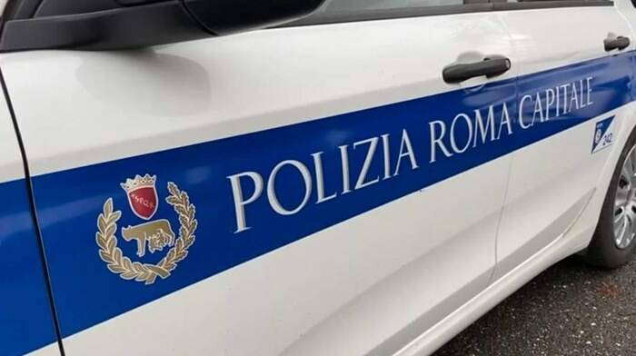 Incidente a Ostia, auto si ribalta e provoca due feriti: l’altra vettura scappa via