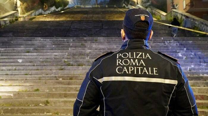 Roma, agente della Polizia locale aggredito per strada: denunciato un 30enne
