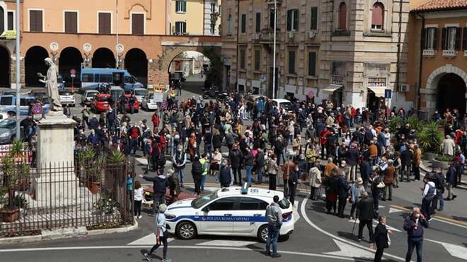 Piazza Sempione, cittadini in protesta per dire “no” alla pedonalizzazione