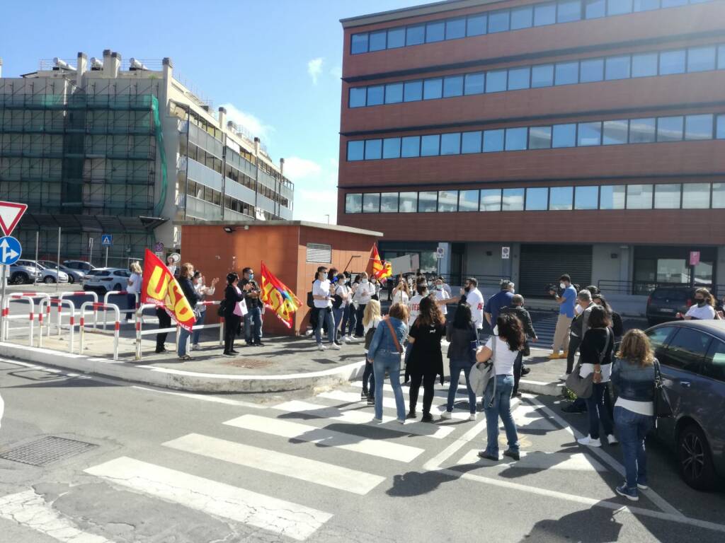 Fiumicino, gli operatori Aec protestano davanti al Comune: “Dignità per il nostro lavoro”