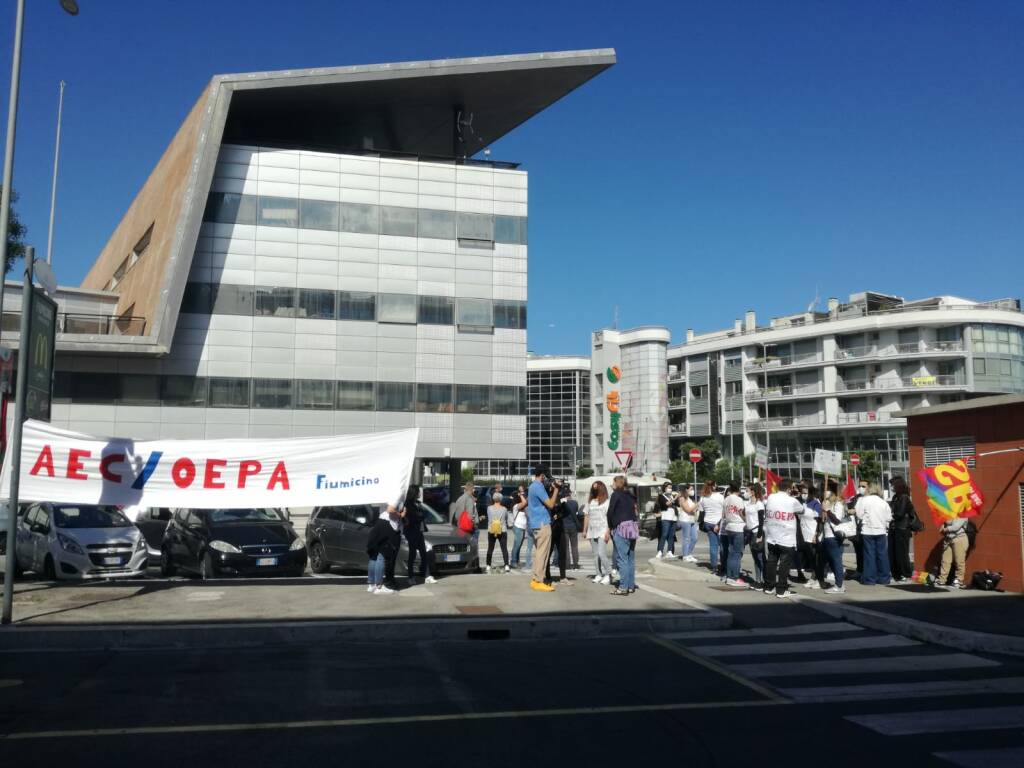 Fiumicino, gli operatori Aec protestano davanti al Comune: “Dignità per il nostro lavoro”