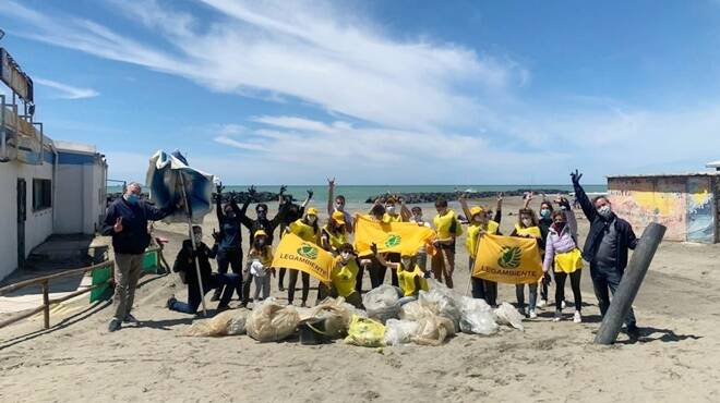 Fiumicino, i volontari Legambiente ripuliscono la spiaggia: raccolti 30 sacchi di rifiuti